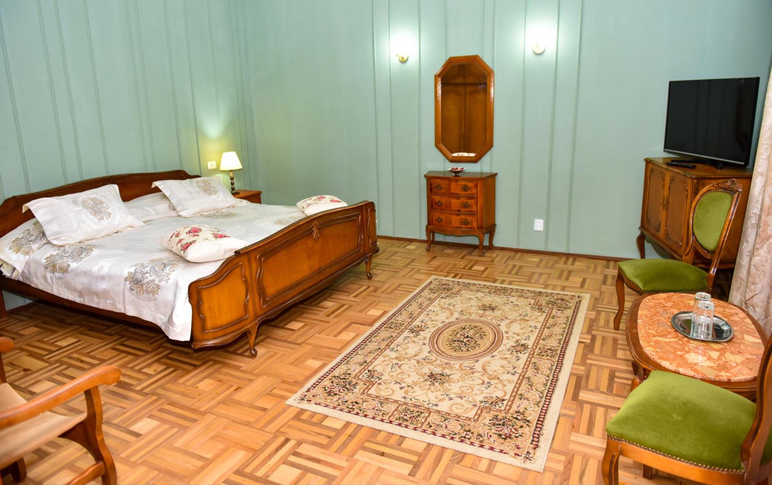 Former Ceausescu's Vila Crizantema view 4