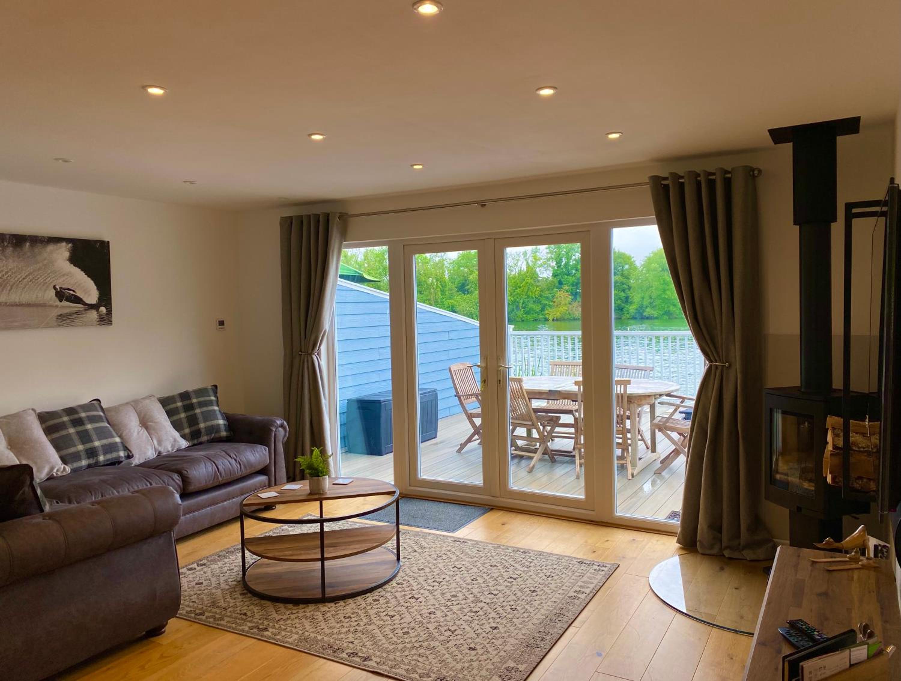 Cotswolds Lakeside Lodge - Nesbitt's Nest view 3