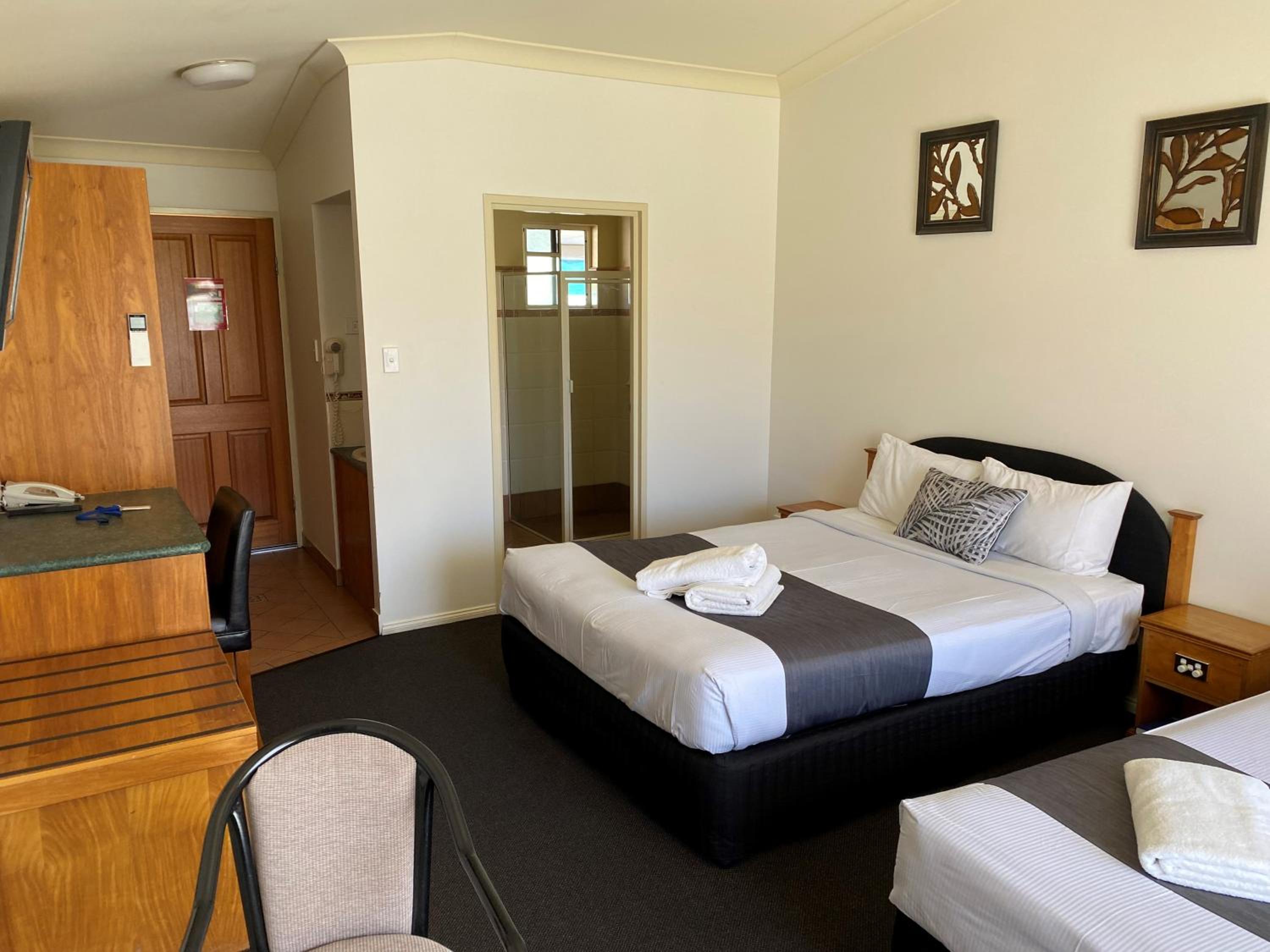 Emerald Explorers Inn