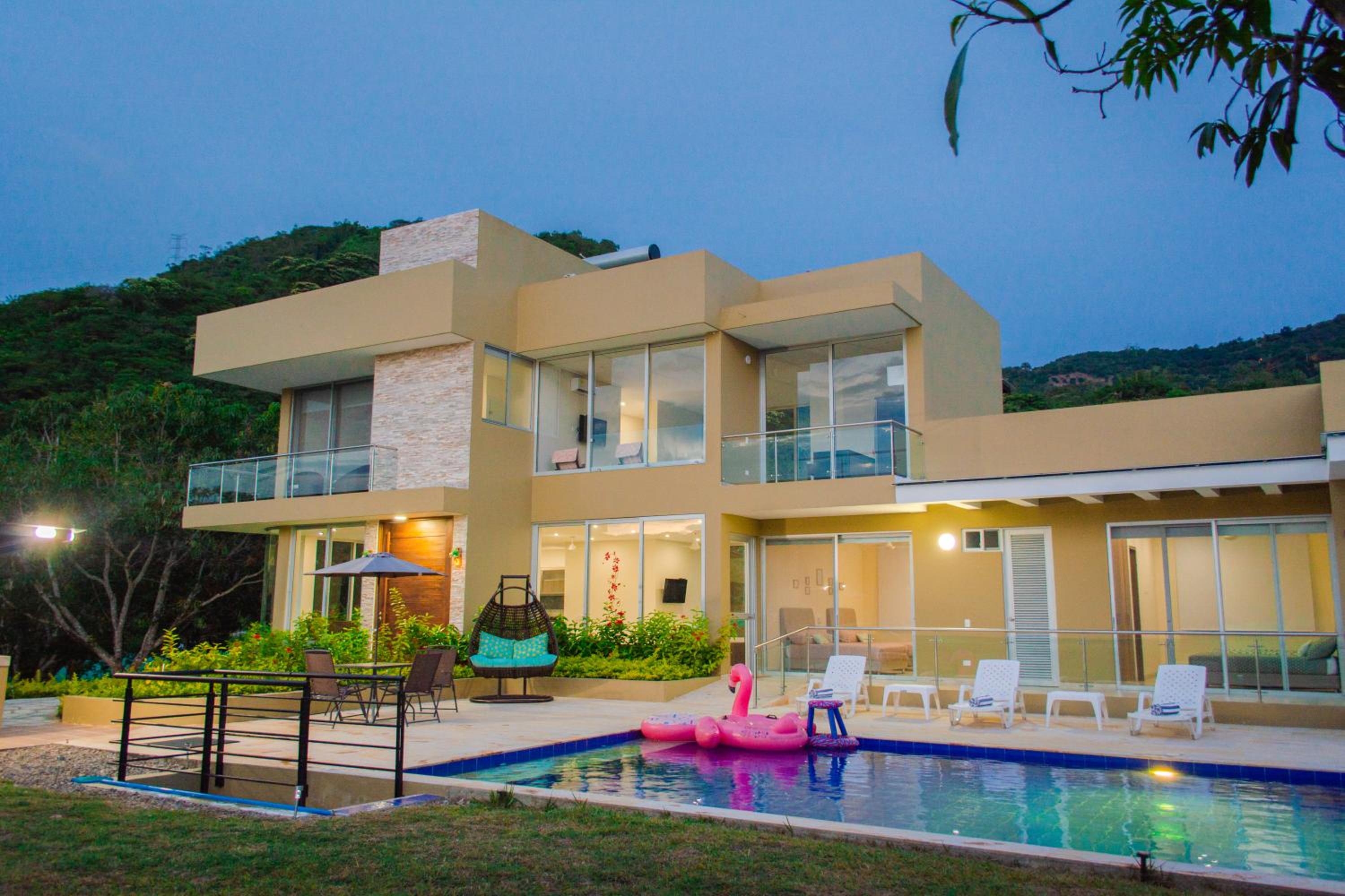 Casa Familiar Piscina Privada BBQ 2 Niveles view 2