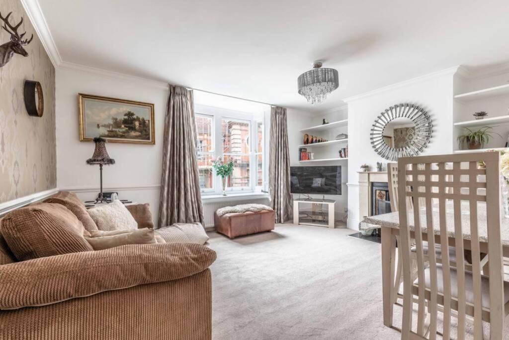 Windsor Town Centre Victorian townhouse sleeps 6 view 3