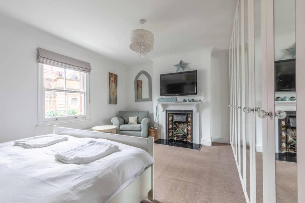 Windsor Town Centre Victorian townhouse sleeps 6 view 5
