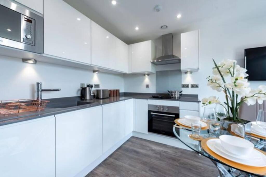 A beautiful brand new flat 25-minute to London view 2