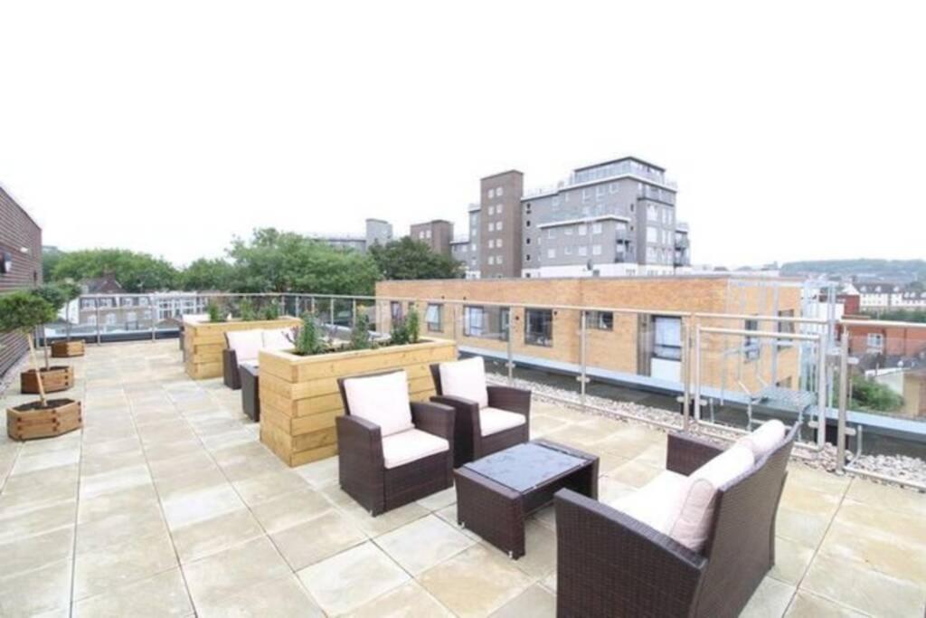 A beautiful brand new flat 25-minute to London view 5