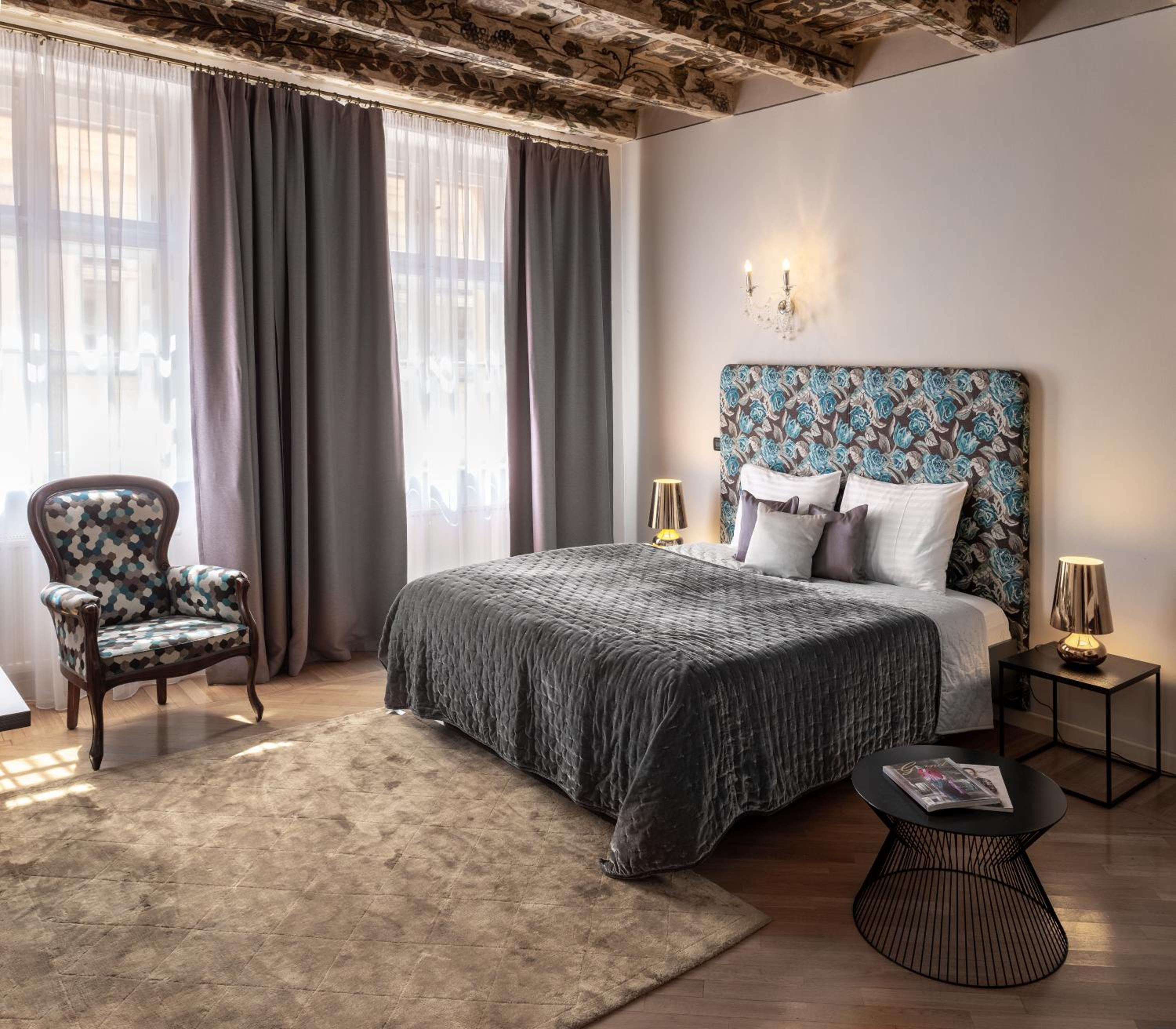 Chateau 9 Apartments by Adrez