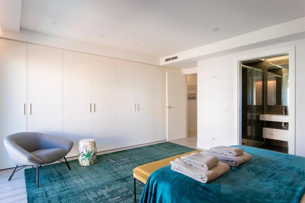 Luxury 4 bedr Flat w/ PANORAMIC Views & Pool!! view 3