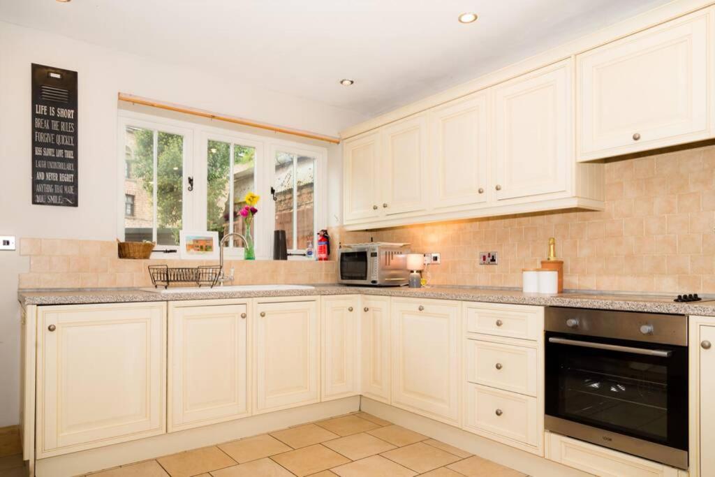 Piper Cottage, Bilbrough, York view 4