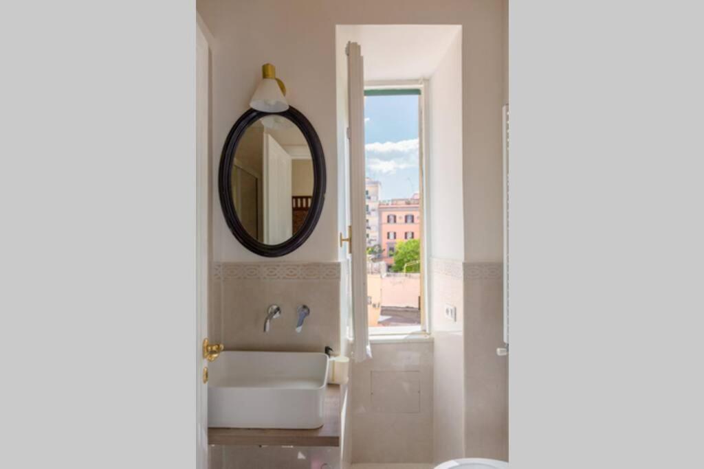 RomAntica Suite with balcony near San Giovanni