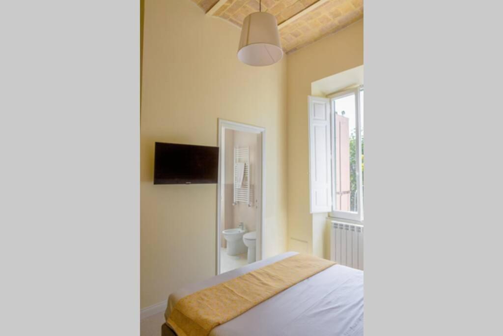 RomAntica Suite with balcony near San Giovanni