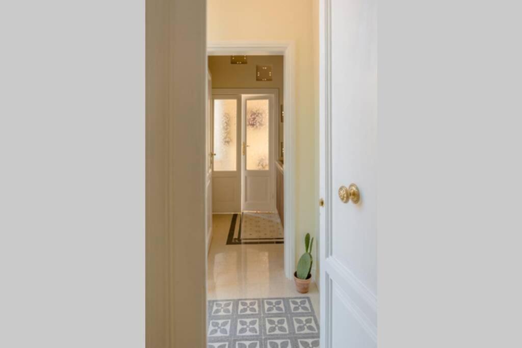 RomAntica Suite with balcony near San Giovanni