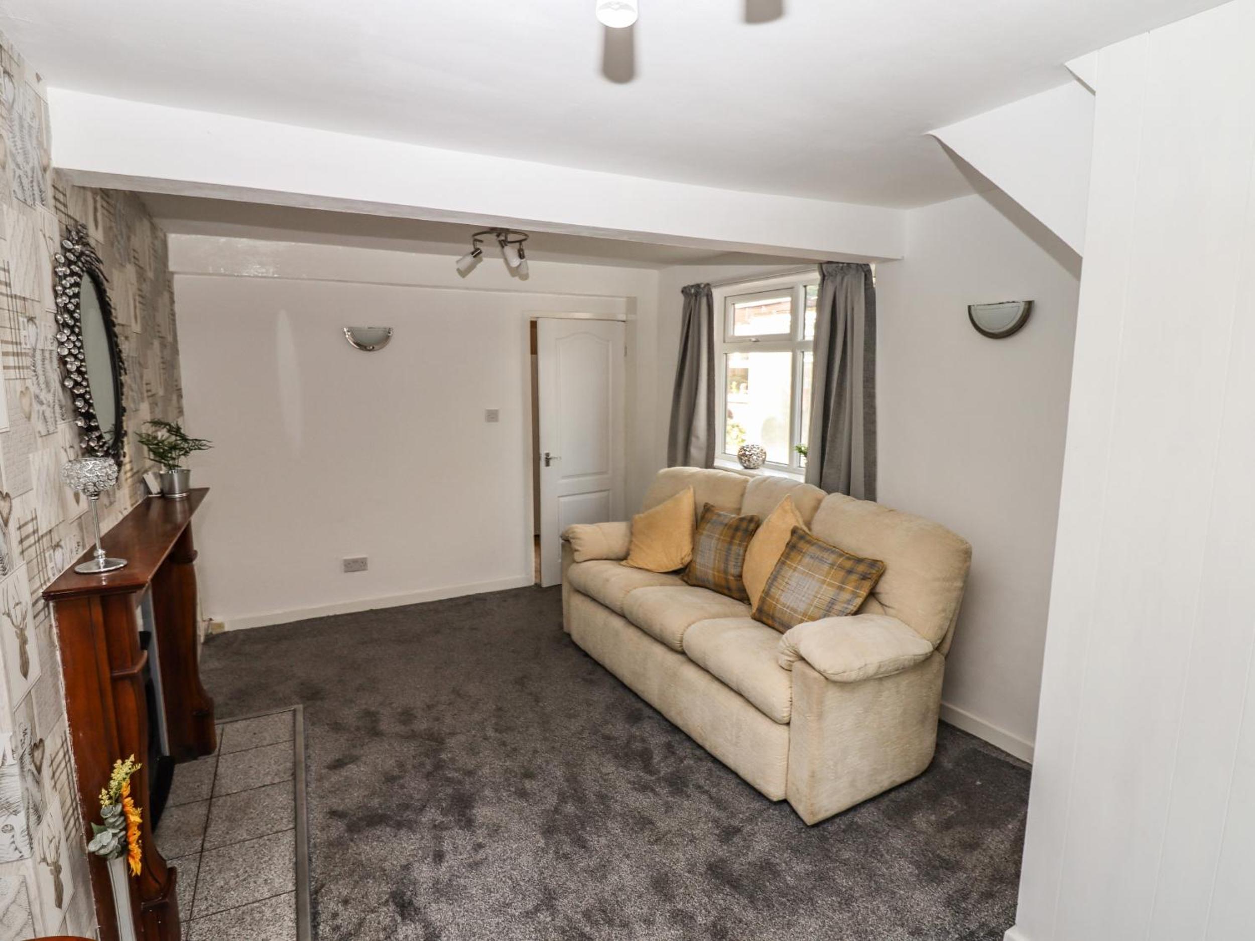 8 Heatons Bridge Road view 4