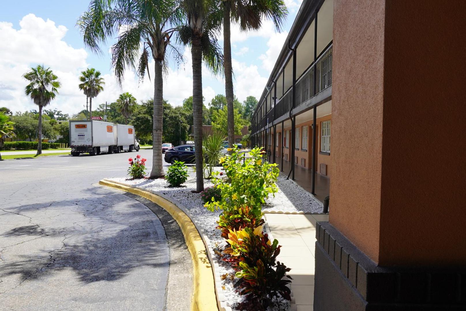 Econo Lodge Jacksonville South view 2