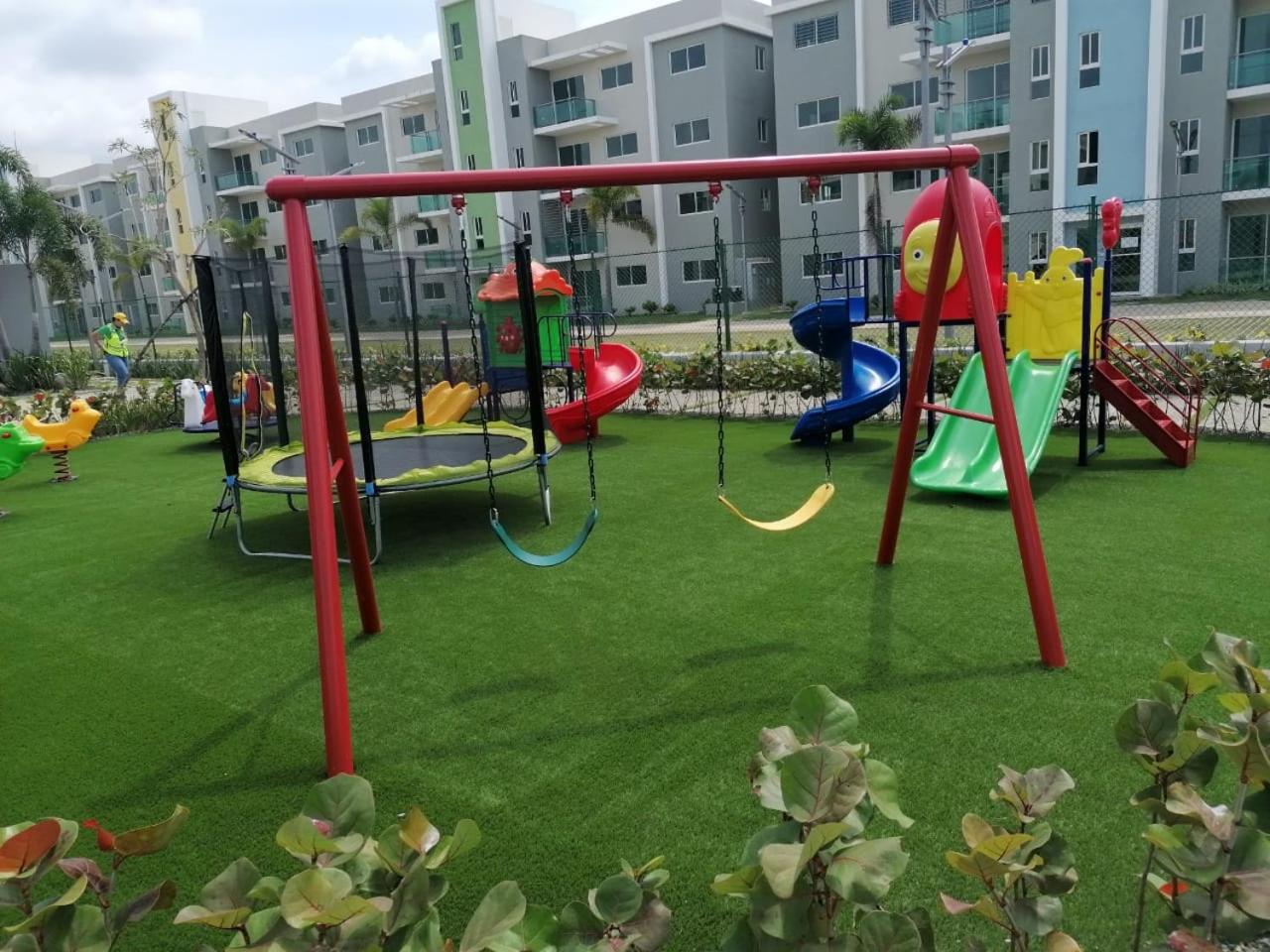 Confortable apartamento de 3 tres habitaciones, con hermosa vista de area verde, ademas de piscinas y juegos infantiles en area recreativa view 3