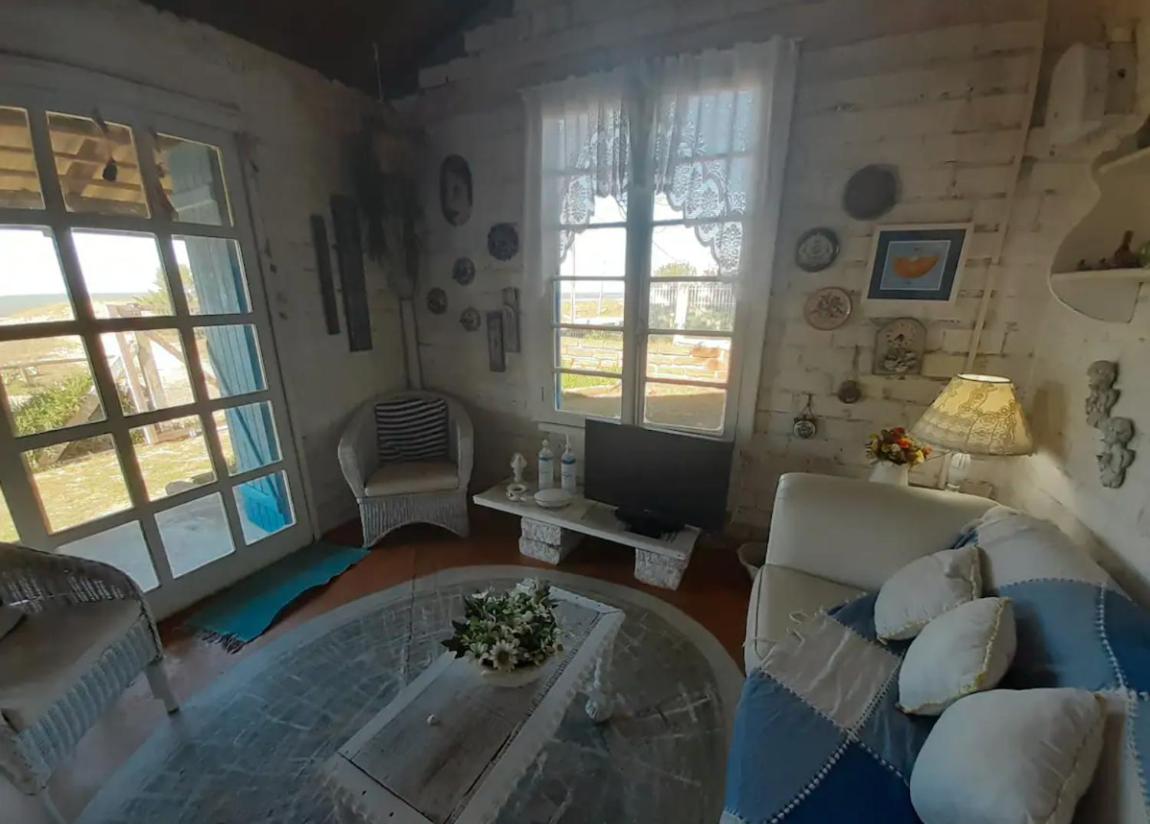 Casa beiramar, vista mar e pinheiros, pé na areia
