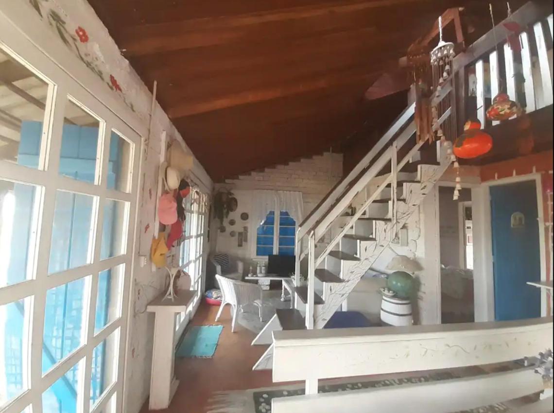 Casa beiramar, vista mar e pinheiros, pé na areia