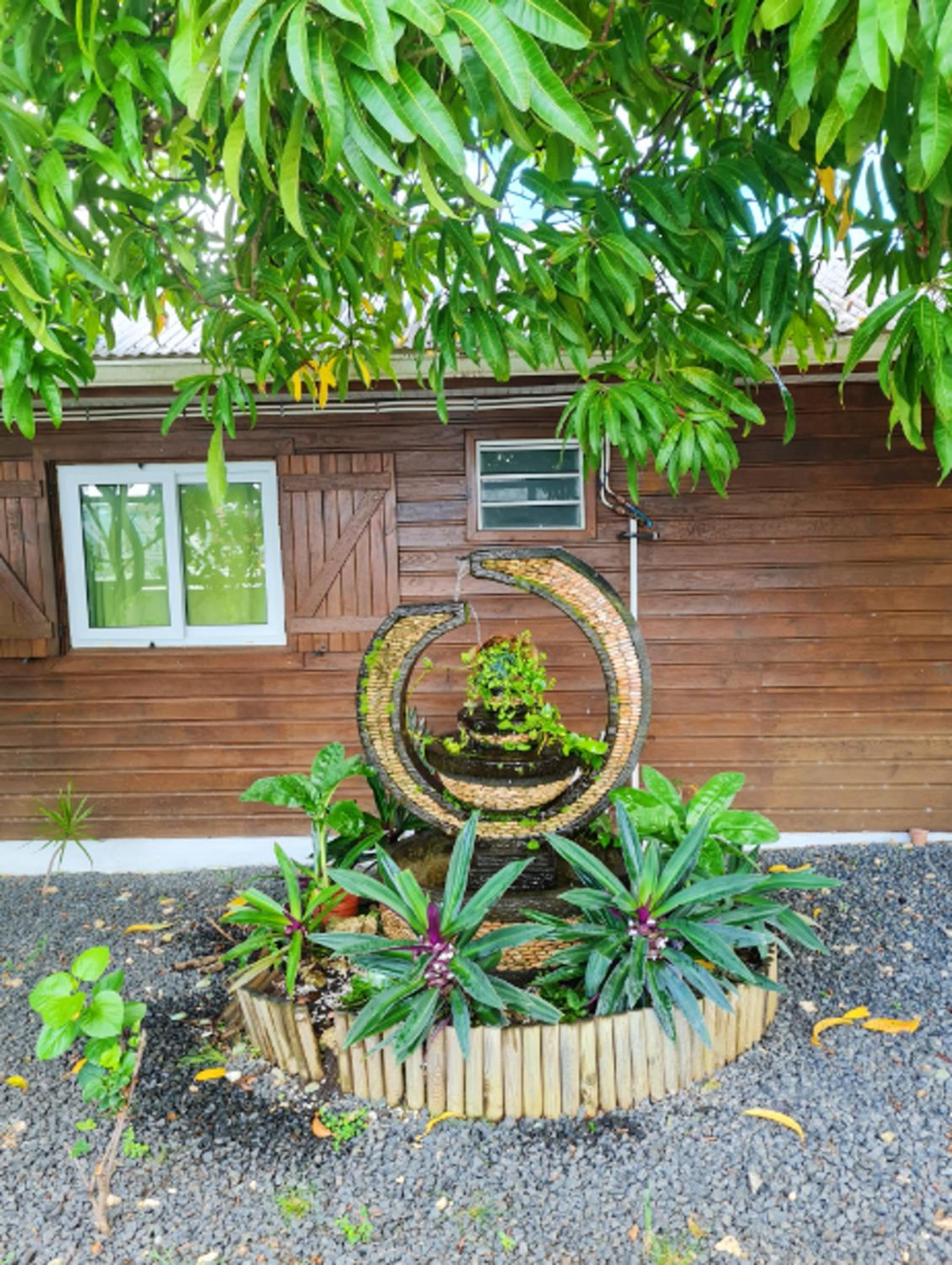 Bungalow charmant à Le Moule avec piscine et jardin view 3