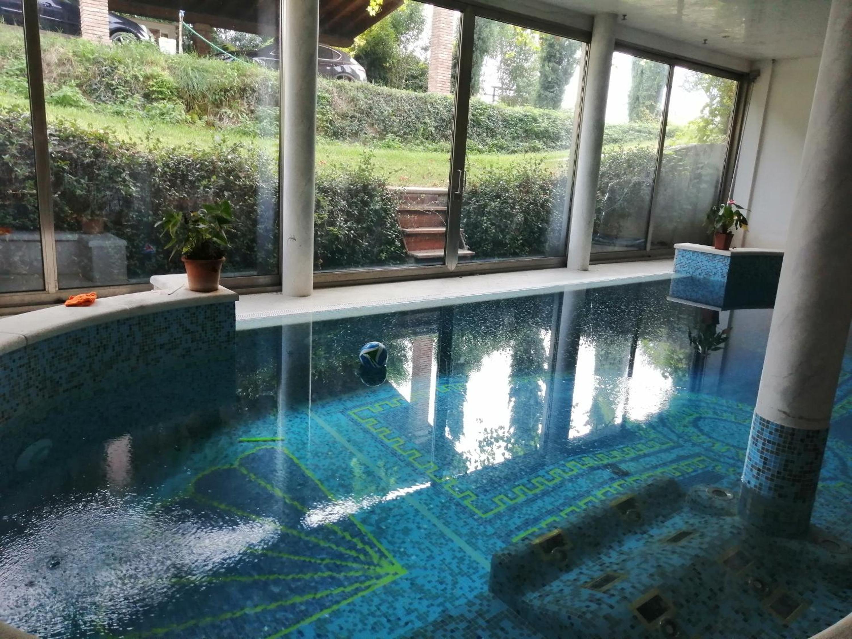 camera king size in villa con piscina termale