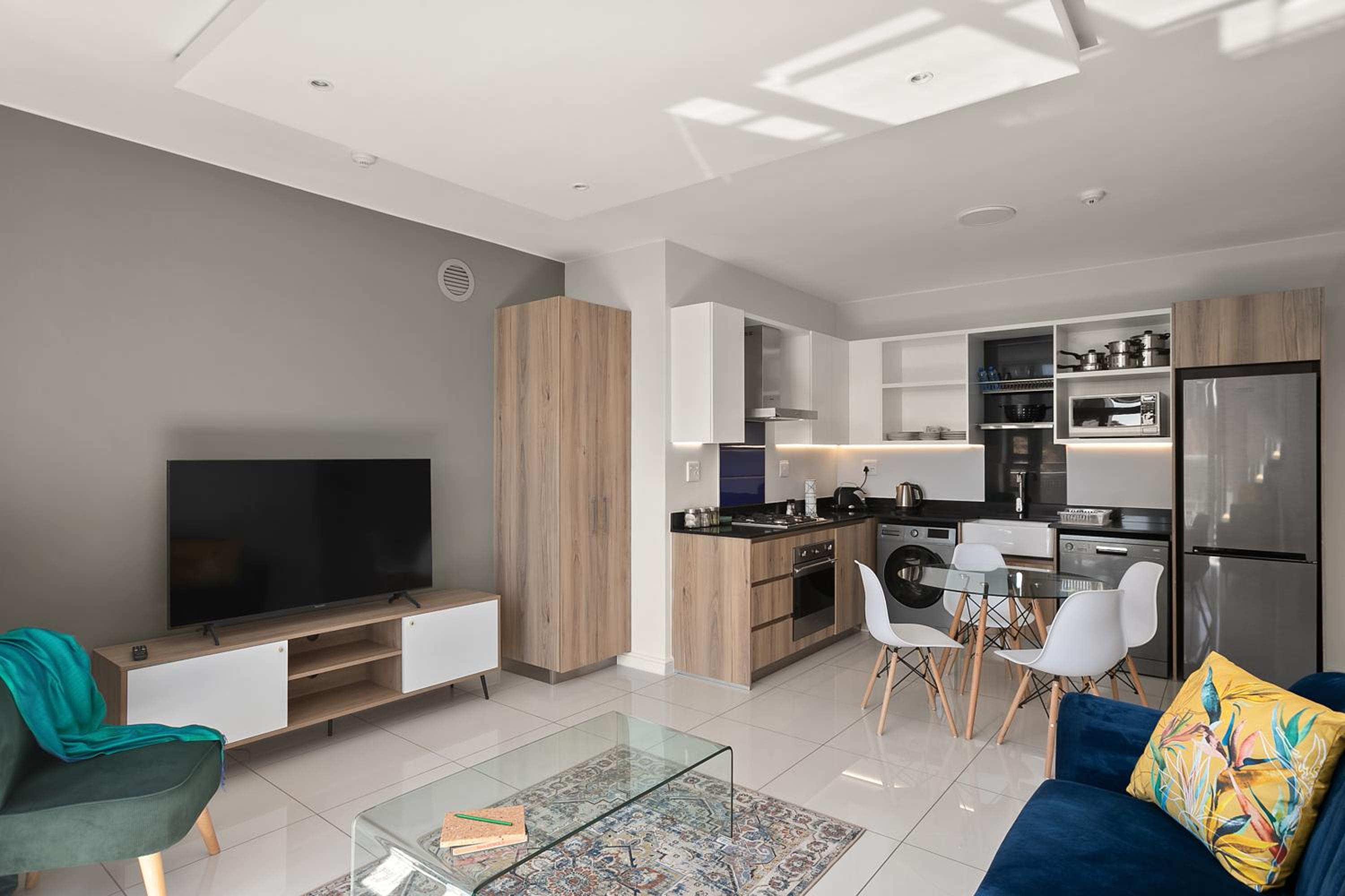 The Median Rosebank Luxury Apartment - Building with Generator