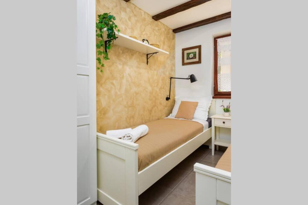Holiday House - Old Olive view 4
