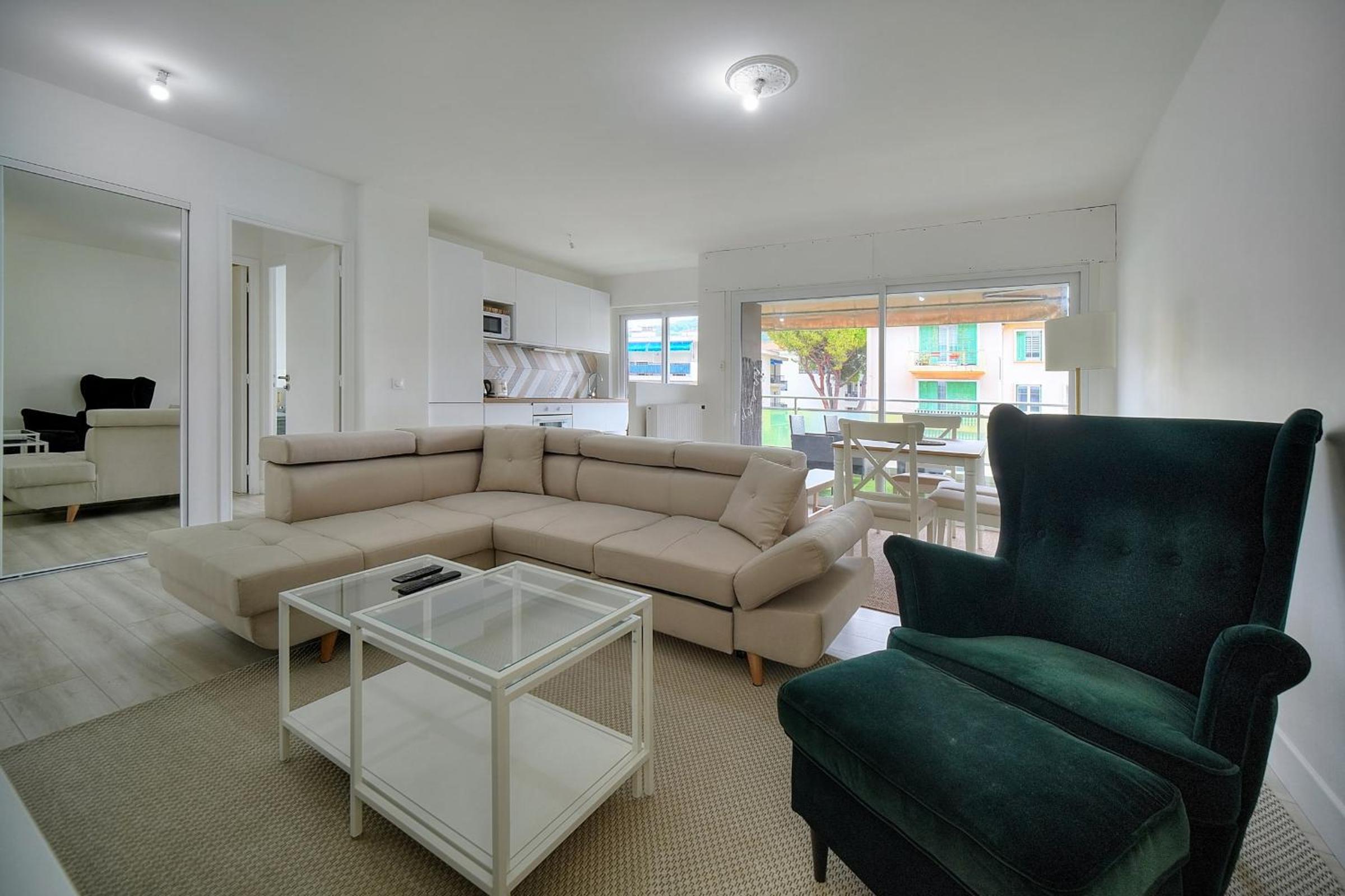 IMMOGROOM - Terrace - Near shops - Parking - Wifi - AC livingroom photo 3