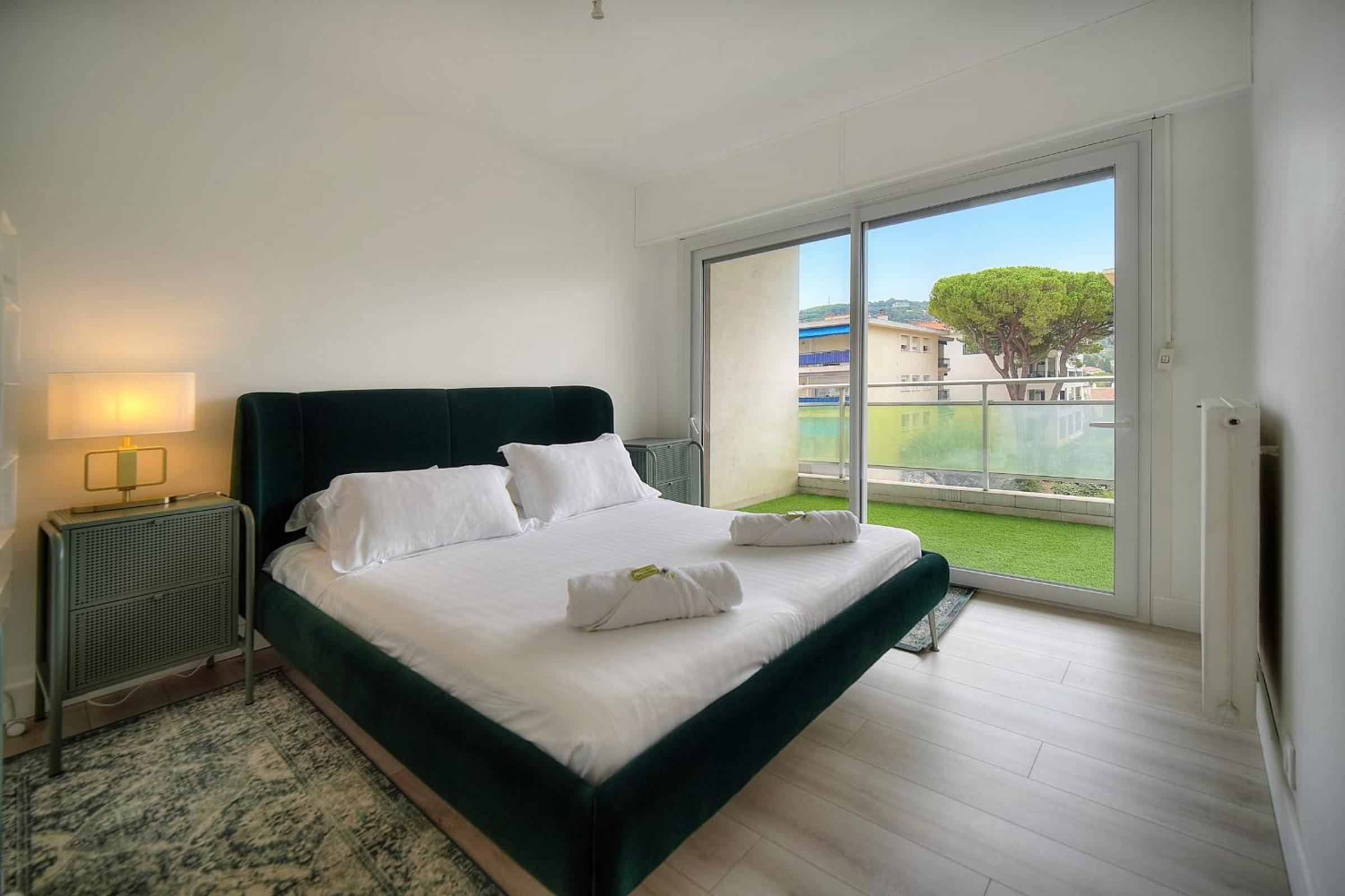 IMMOGROOM - Terrace - Near shops - Parking - Wifi - AC livingroom photo 4