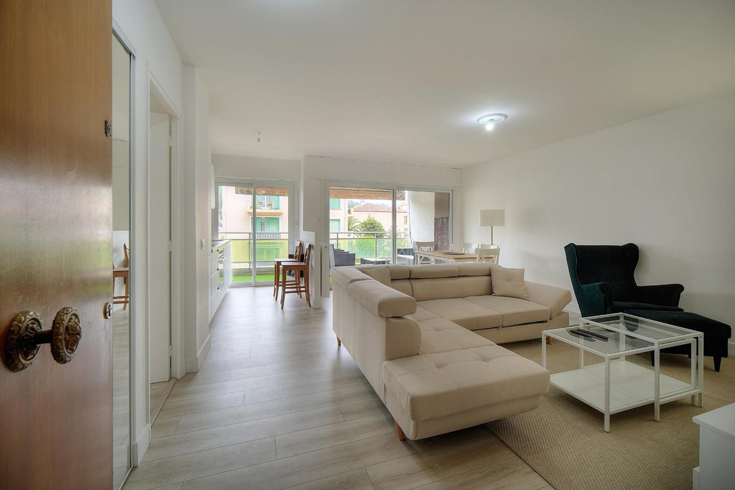IMMOGROOM - Terrace - Near shops - Parking - Wifi - AC livingroom photo 2