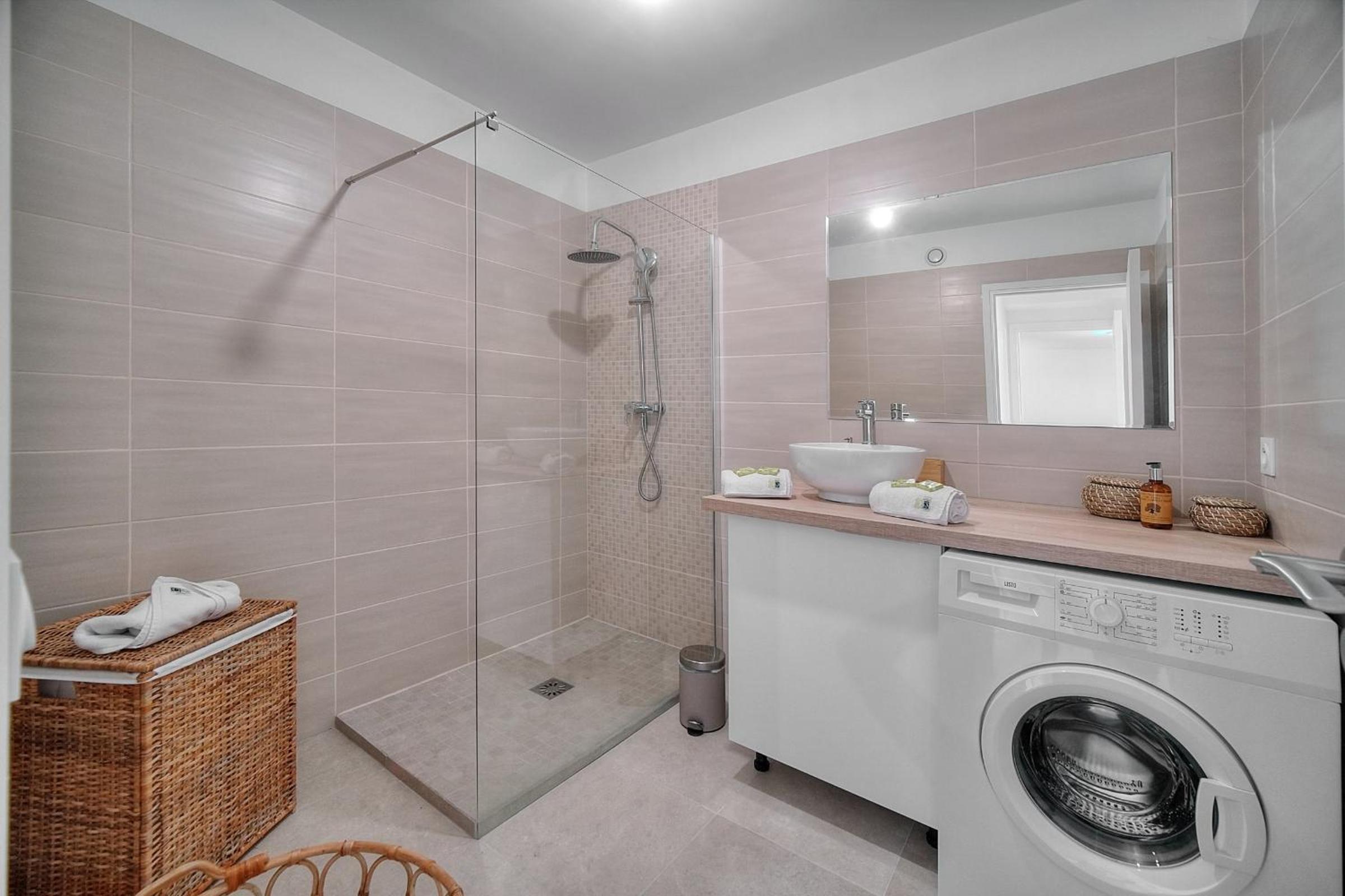 IMMOGROOM - Terrace - Near shops - Parking - Wifi - AC livingroom photo 5