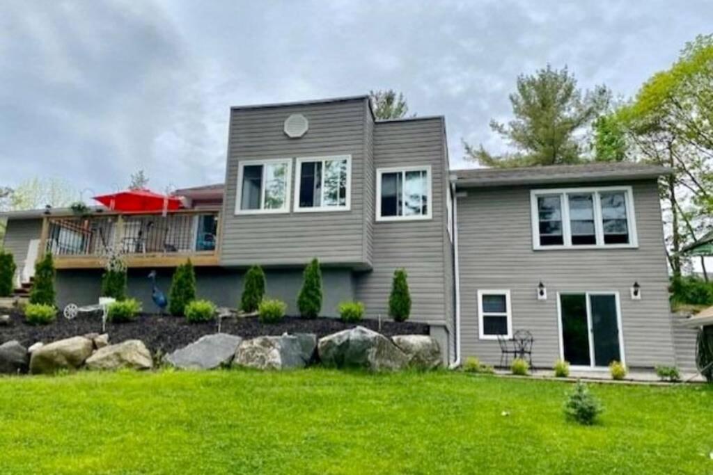 Waterfront 3-bedroom cottage with great view