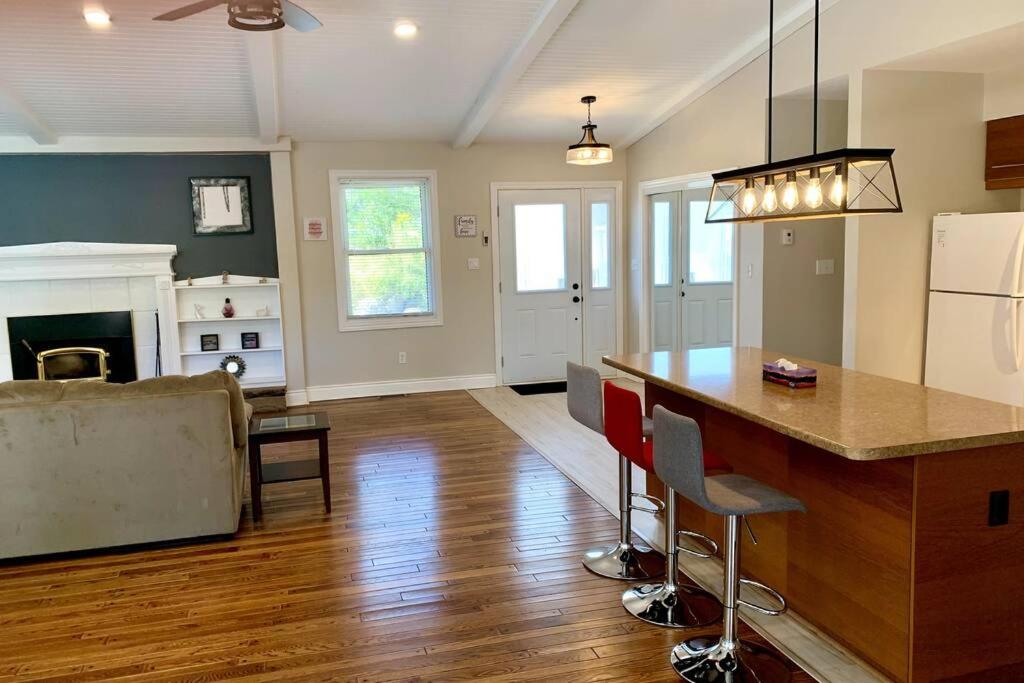 Waterfront 3-bedroom cottage with great view