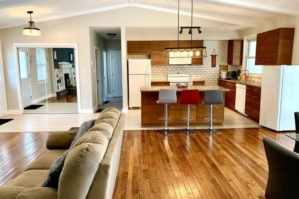 Waterfront 3-bedroom cottage with great view