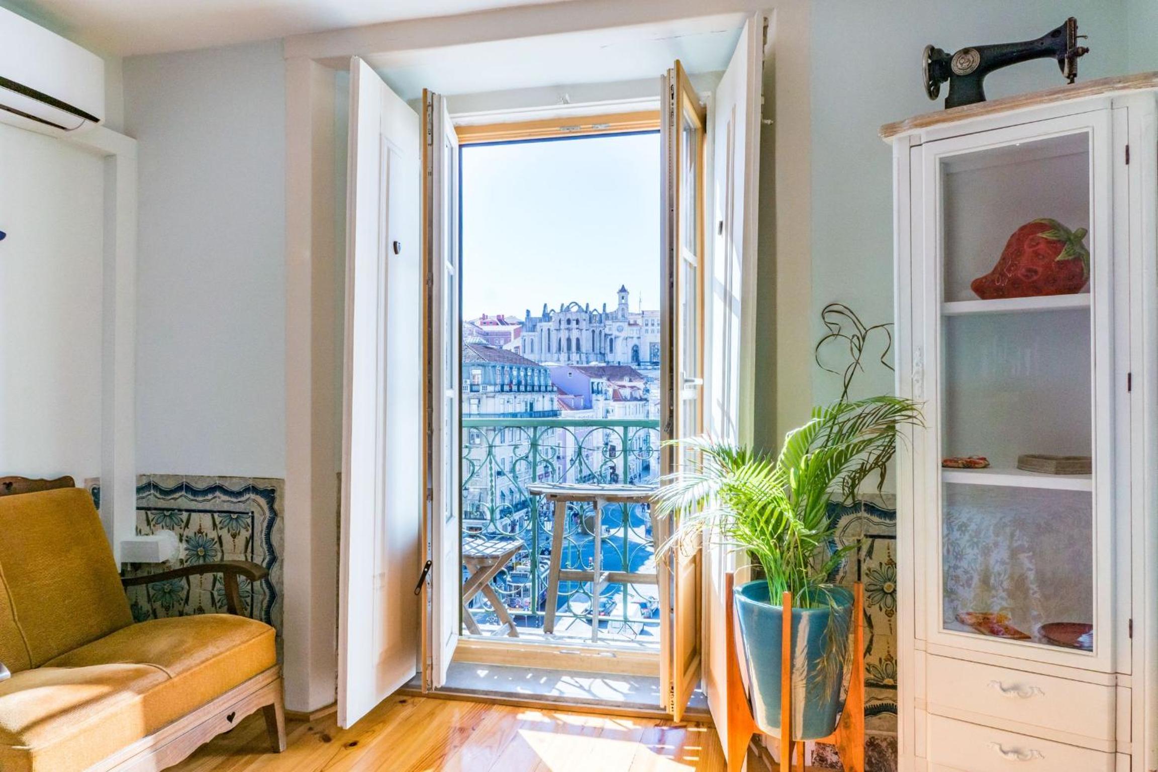 Lisbon Heart Apartments - Yellow Apartment by LovelyStay