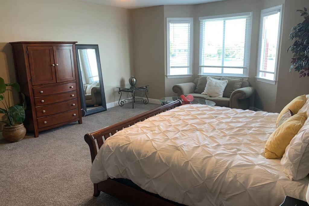Luxury and Spacious Waterside Getaway view 4
