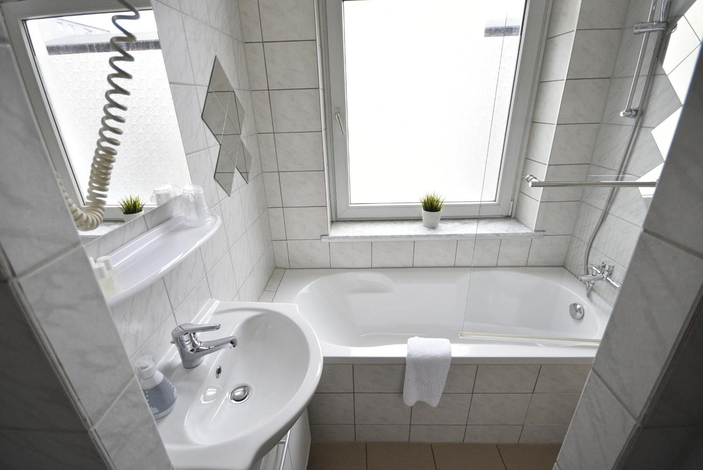 Am Schloss 17 en Schwerin — bathroom
