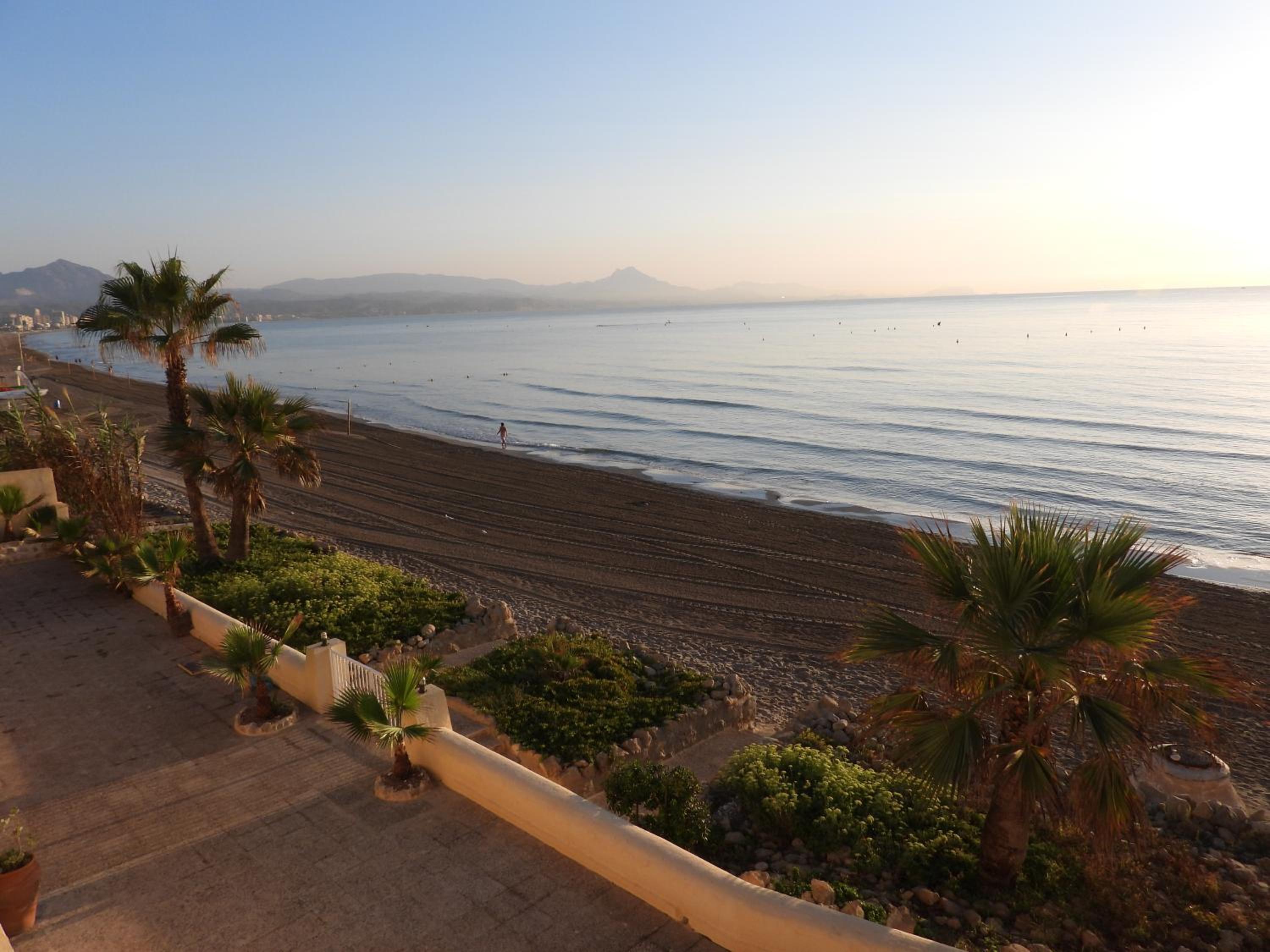 Espectacular Suite Privada a pie de playa y mar en CHALET ROQUETES