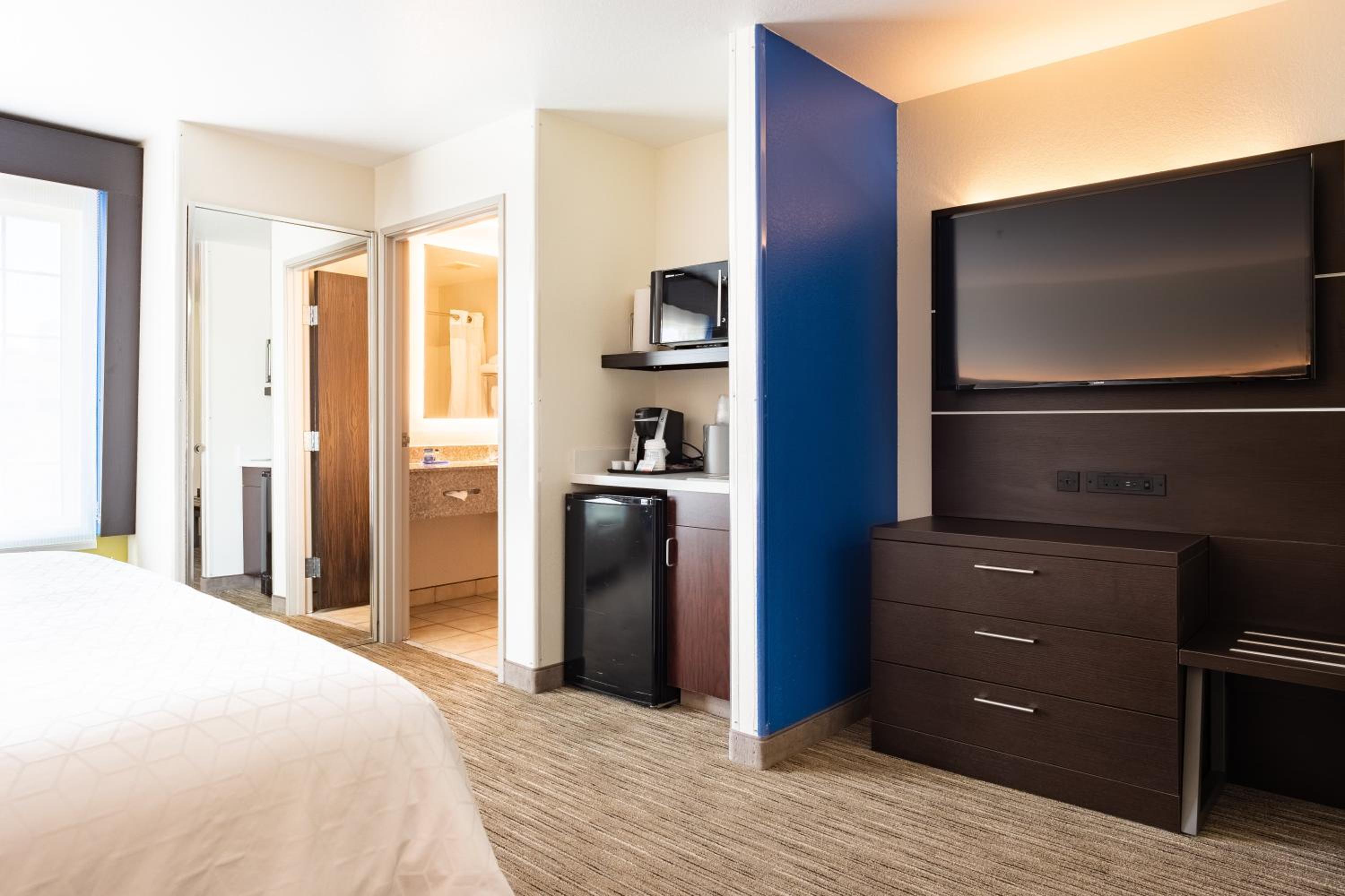 Evanston Vacations - Holiday Inn Express Hotel  Suites Evanston, an IHG Hotel - Property Image 12