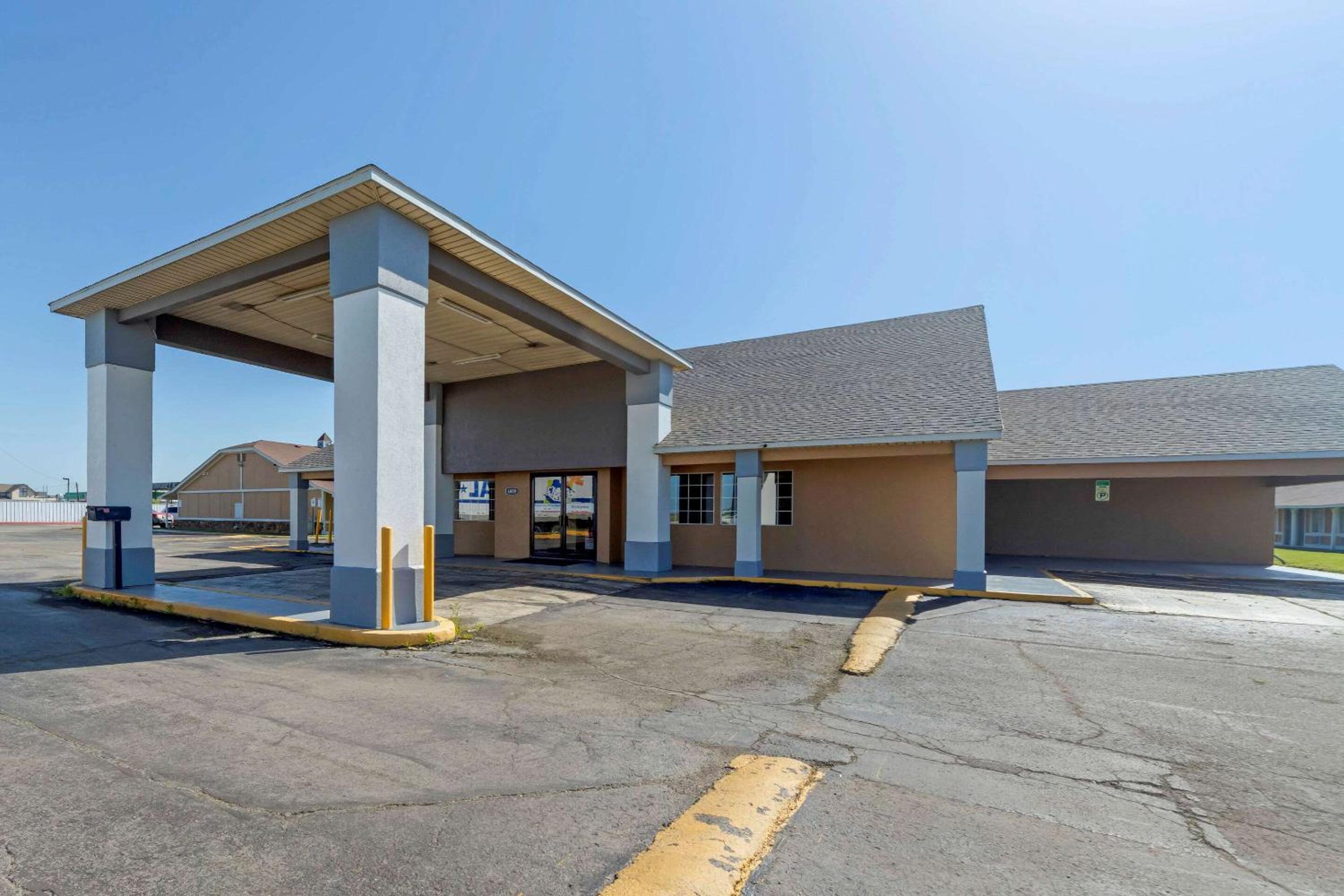 Econo Lodge Pryor view 3