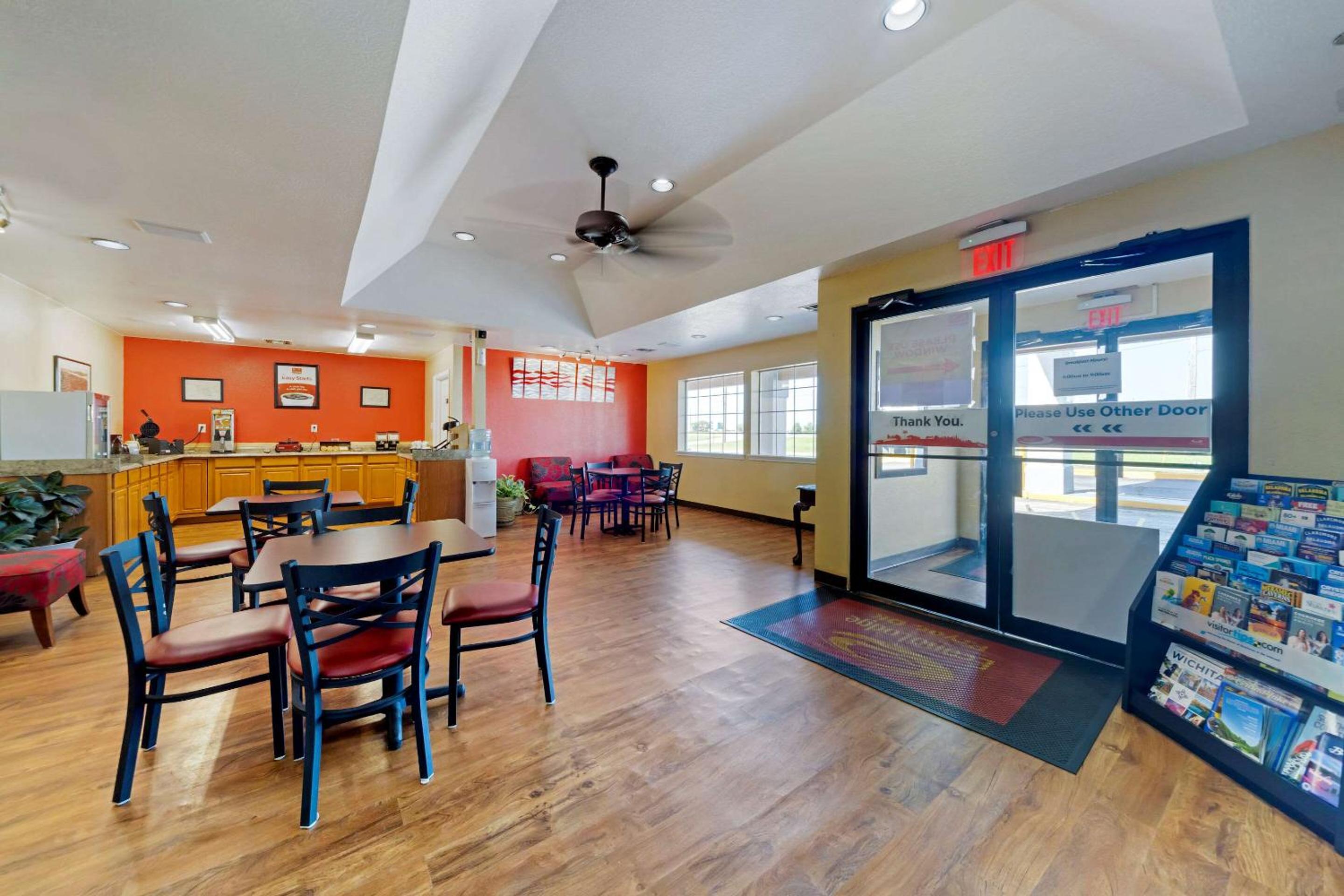 Econo Lodge Pryor view 5