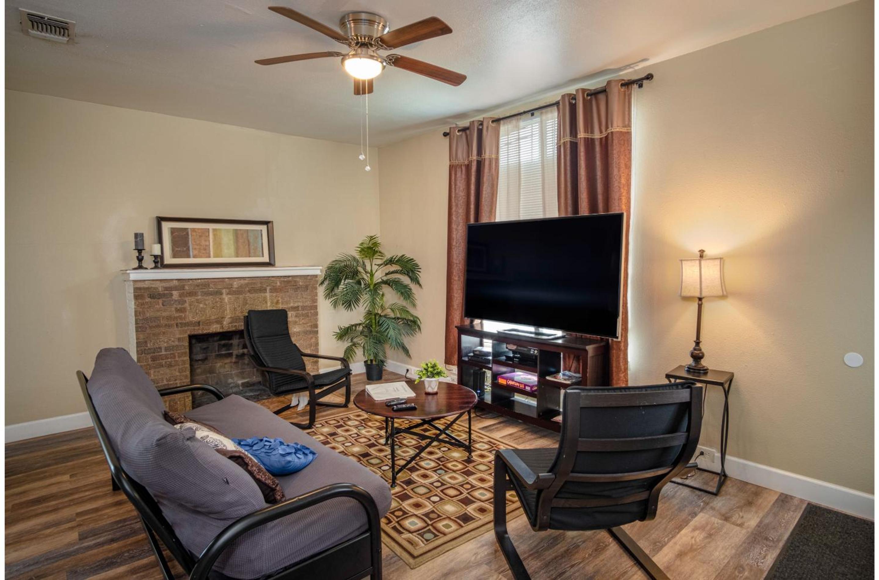 Florida St Nice Remodeled 3BR/2BA Near Downtown view 4