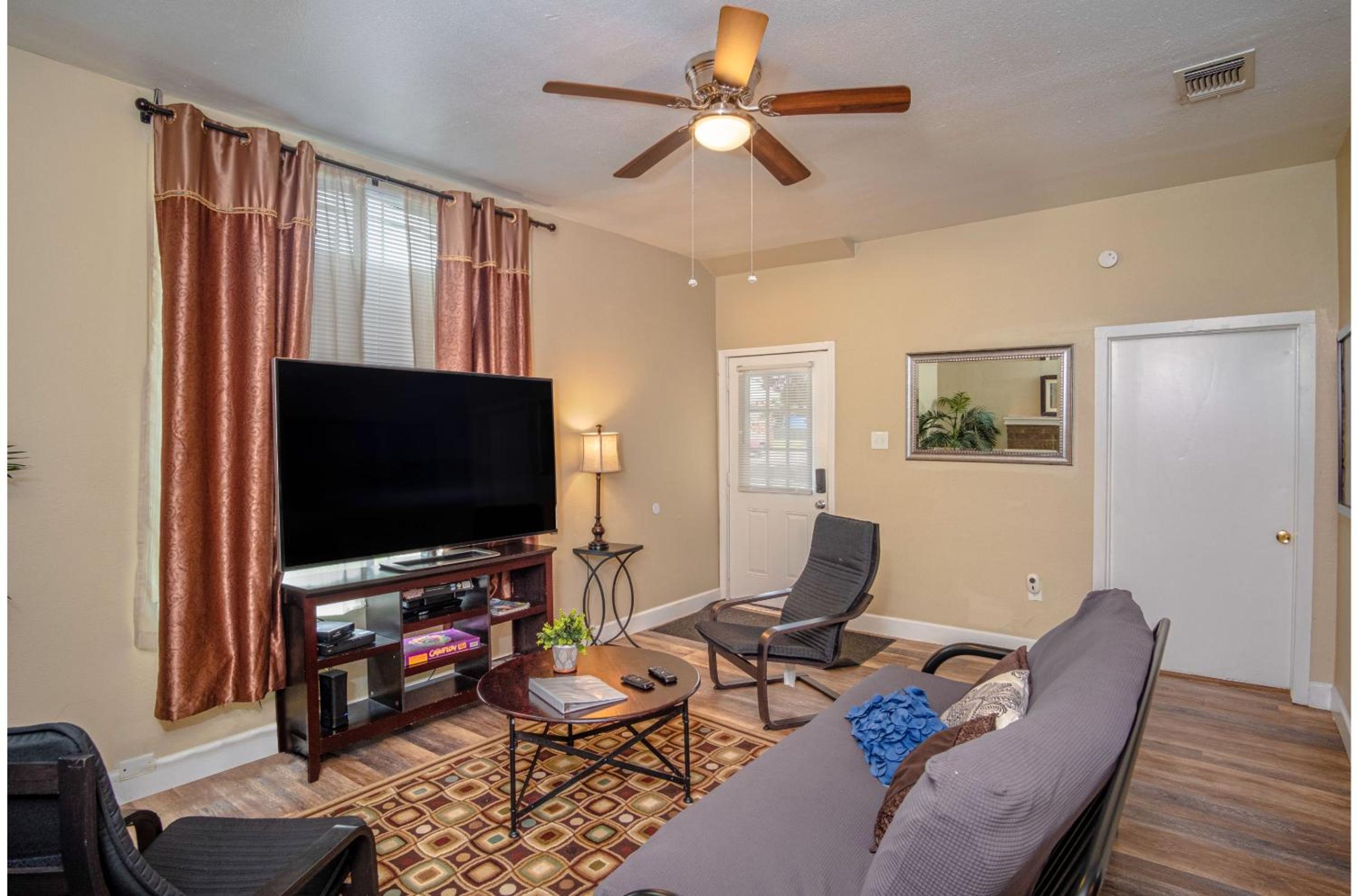 Florida St Nice Remodeled 3BR/2BA Near Downtown view 5
