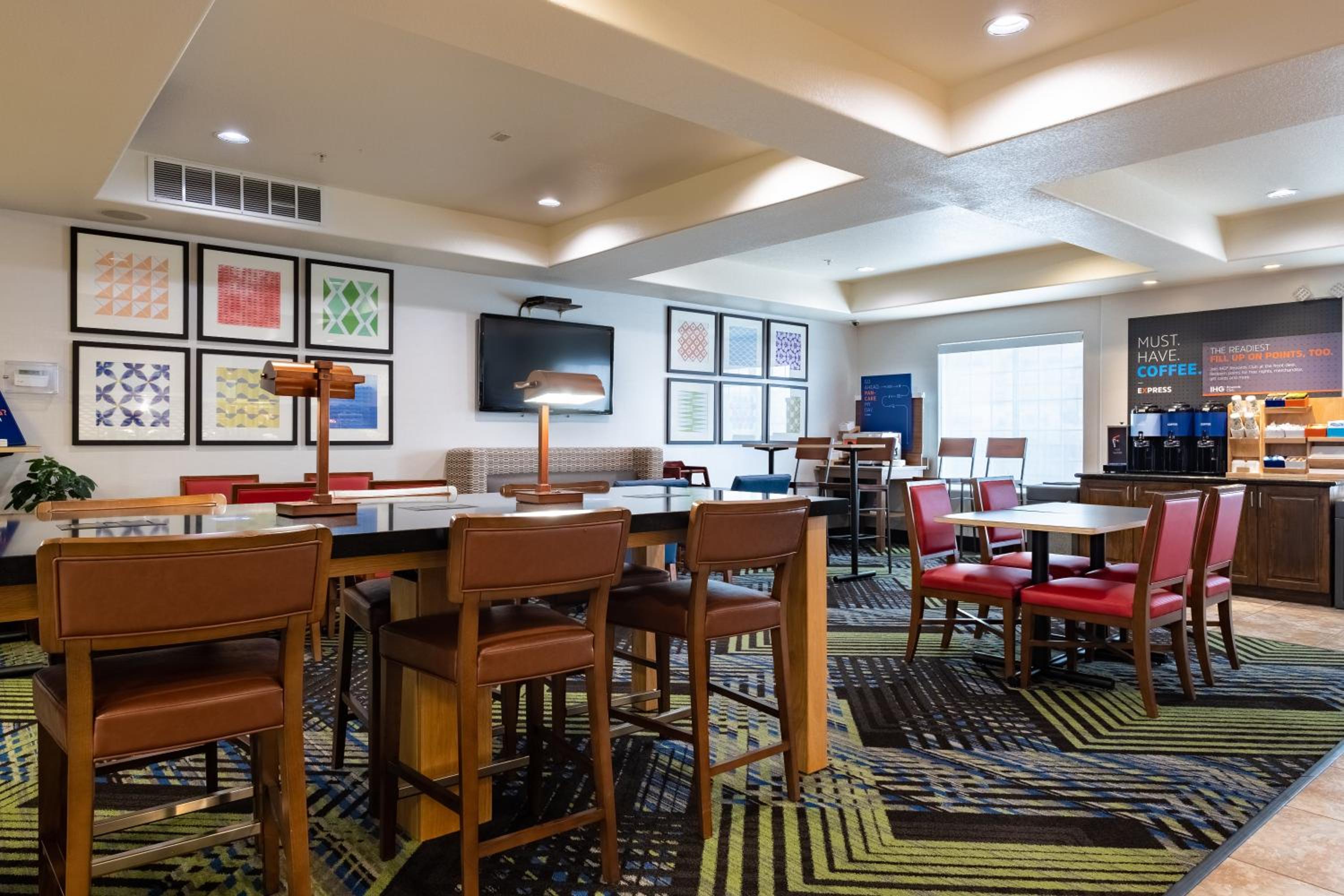 Evanston Vacations - Holiday Inn Express Hotel  Suites Evanston, an IHG Hotel - Property Image 7