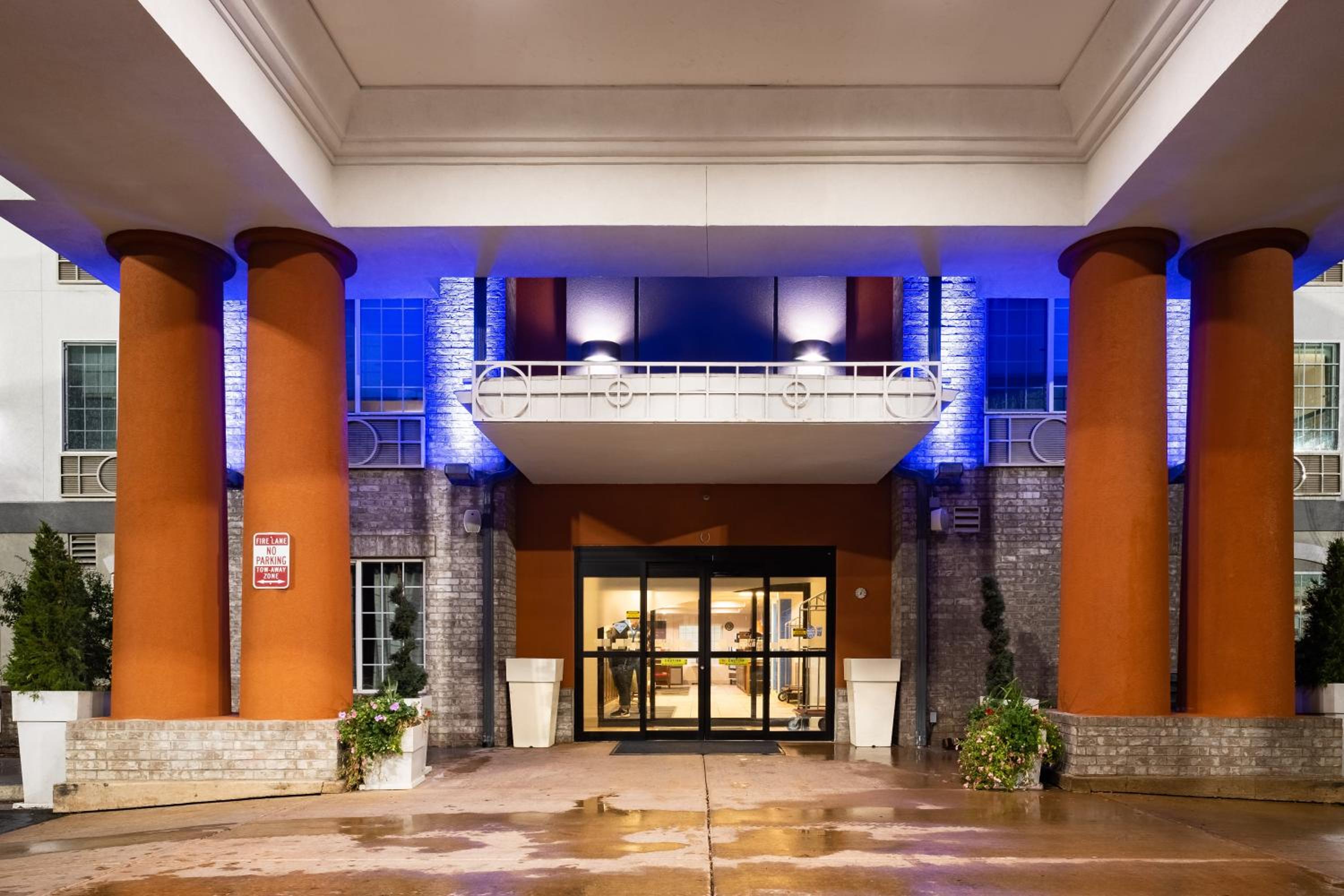 Evanston Vacations - Holiday Inn Express Hotel  Suites Evanston, an IHG Hotel - Property Image 1