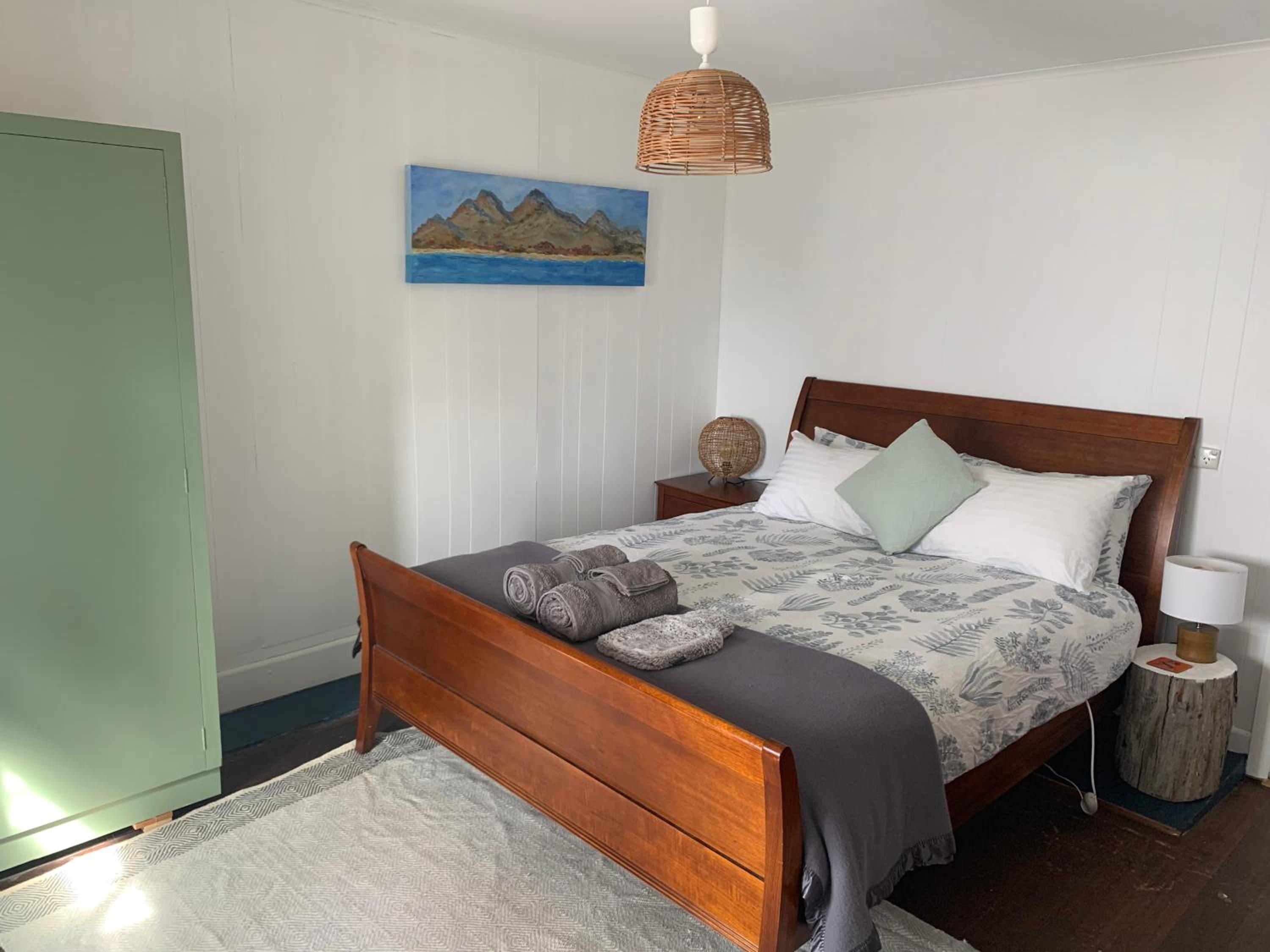 Wylah Cottage for a Peaceful Bruny Island Escape with Water Views, Fireplace & Wallabies