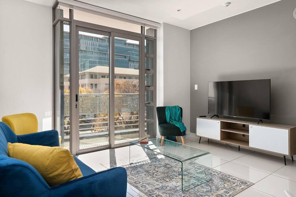 The Median Rosebank Luxury Apartment - Building with Generator