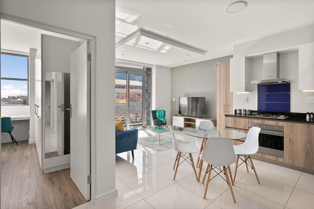 The Median Rosebank Luxury Apartment - Building with Generator