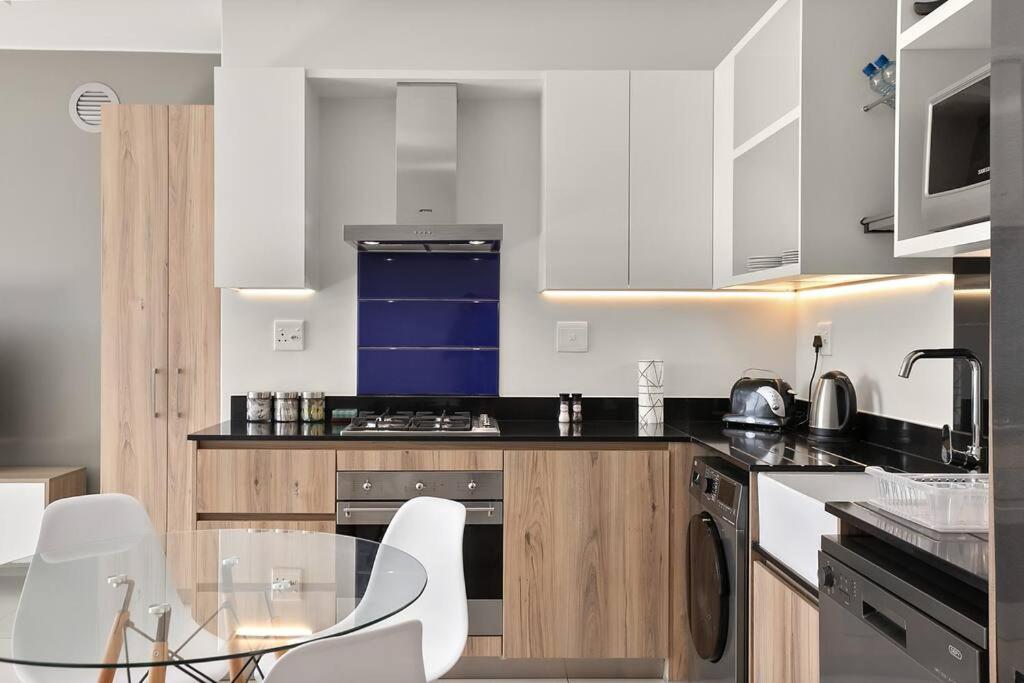 The Median Rosebank Luxury Apartment - Building with Generator