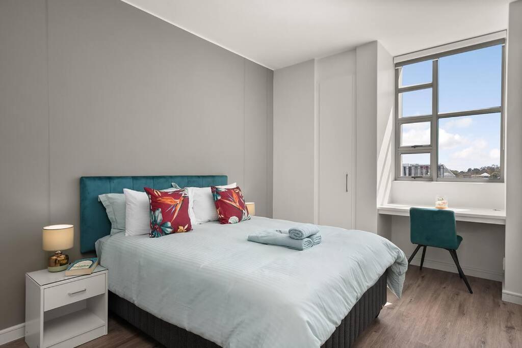 The Median Rosebank Luxury Apartment - Building with Generator