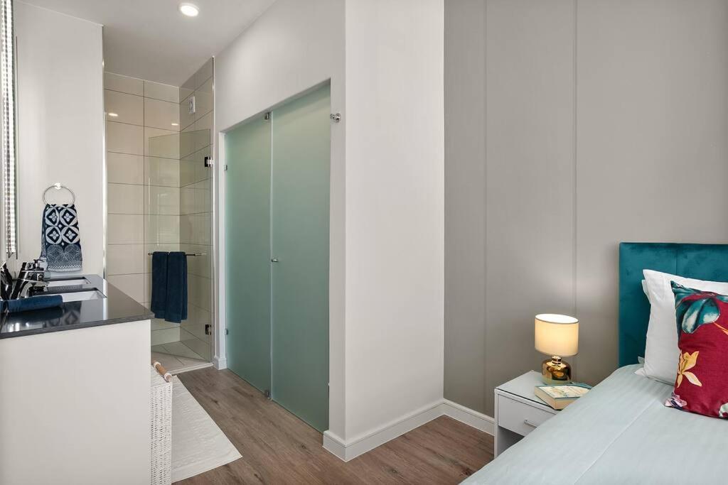 The Median Rosebank Luxury Apartment - Building with Generator