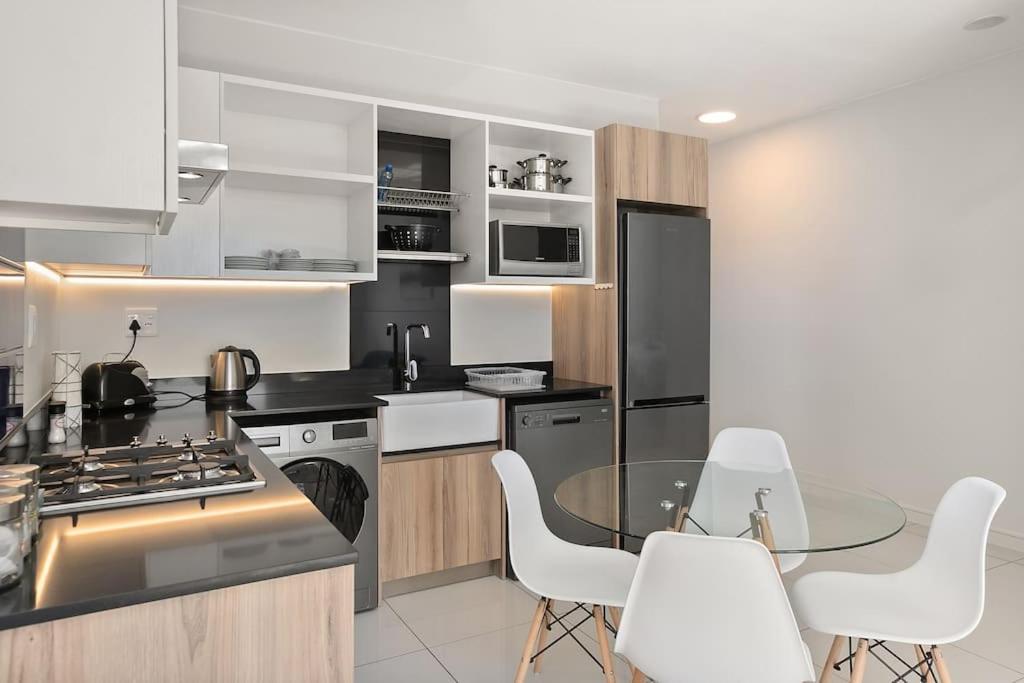 The Median Rosebank Luxury Apartment - Building with Generator