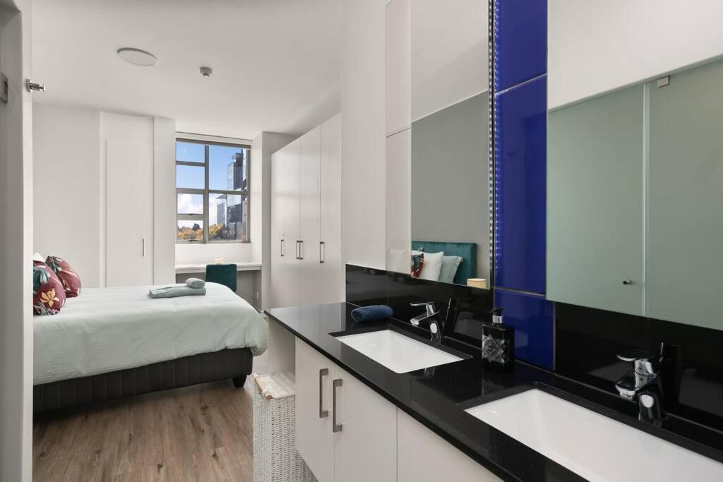 The Median Rosebank Luxury Apartment - Building with Generator