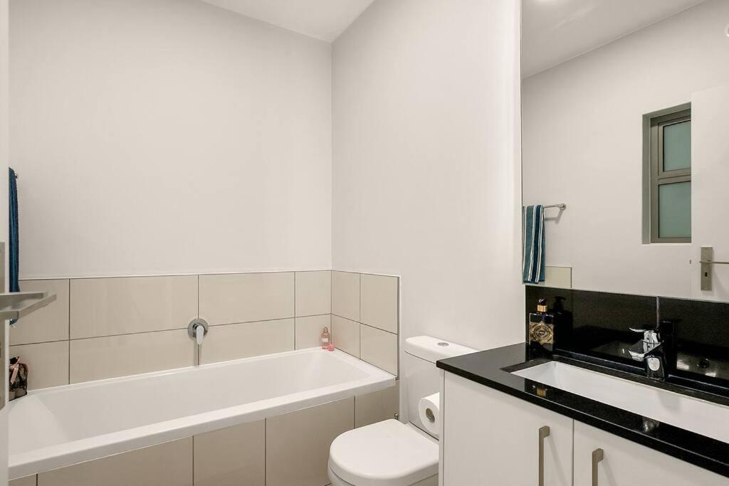 The Median Rosebank Luxury Apartment - Building with Generator
